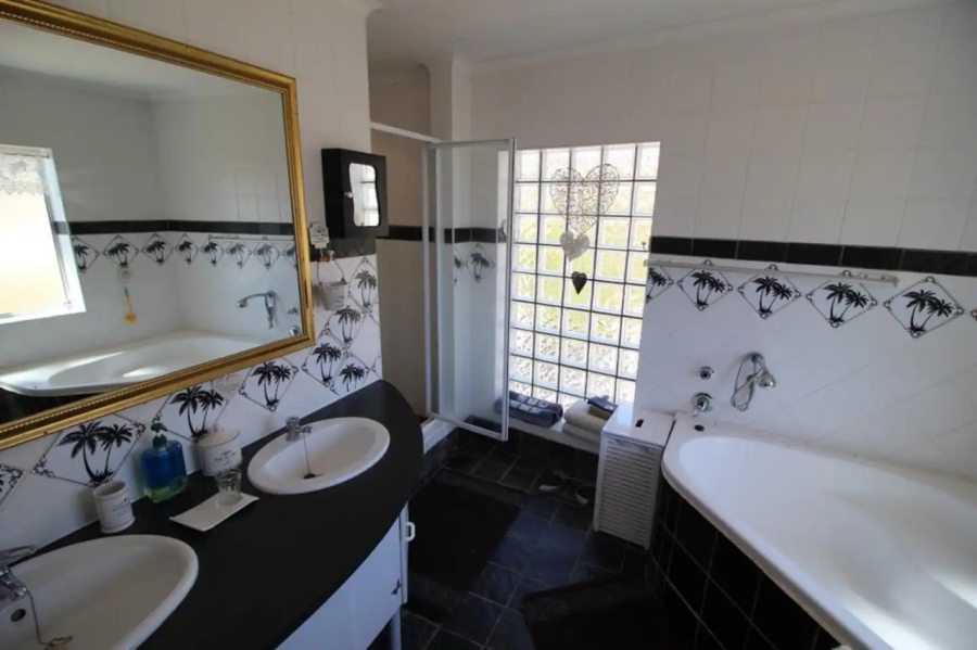 5 Bedroom Property for Sale in Wavecrest Eastern Cape